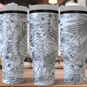 Può includere: Tre bicchieri in acciaio inossidabile con un design in bianco e nero di lucertole e foglie tropicali. I bicchieri sono senza cuciture e vengono forniti con un coperchio e una cannuccia.