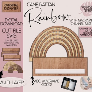Op de afbeelding: Een houten regenboog met een kanaalbasis voor macramékoord. De regenboog is gemaakt van meerdere lagen en kan worden gebruikt met snijmachines. De tekst "CANE RATTAN Rainbow" staat bovenaan de afbeelding. De tekst "WITH MACRAME CHANNEL BASE" staat onder de regenboog. De tekst "CHANGE OUT THE TOP OR BASE FOR A DIFFERENT LOOK!" staat aan de rechterkant van de afbeelding.
