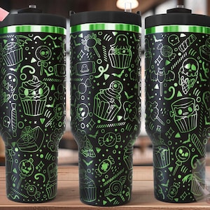 Puede incluir: Tres vasos de acero inoxidable negro con tapas verdes y un diseño temático de Halloween verde y negro. El diseño presenta fantasmas, murciélagos, dulces y cupcakes. Los vasos son sin costuras.