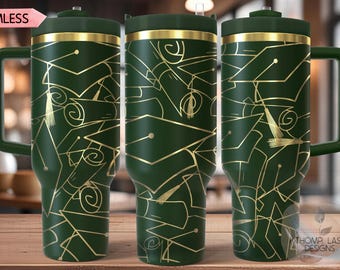 Puede incluir: Una taza de viaje verde con tapa y asa doradas. La taza está decorada con un patrón de gorros de graduación dorados y rollos. El texto "SEAMLESS" es visible en la esquina superior izquierda de la imagen.