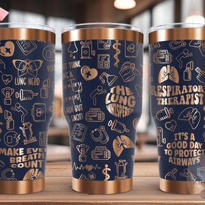 Könnte beinhalten: Drei Edelstahlbecher mit einem marineblauen Hintergrund und kupferfarbenen Designs. Die Becher zeigen verschiedene medizinische Symbole und Texte im Zusammenhang mit der Atemtherapie, darunter "The Lung Whisperer", "Respiratory Therapist" und "Make Every Breath Count".