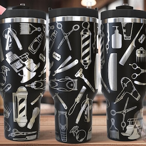 Peut inclure: Trois mugs de voyage en acier inoxydable noir avec un motif blanc d'outils et d'équipements de salon de coiffure. Le motif comprend des rasoirs, des tondeuses, des peignes, des ciseaux et un poteau de barbier. Les mugs ont une poignée et un couvercle.