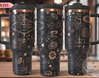Puede incluir: Una taza de viaje de acero inoxidable negra y oro rosa con asa. La taza está decorada con un patrón de cartas de juego, dados, cerezas y las palabras "Bienvenido a Fabulous Las Vegas, Nevada".