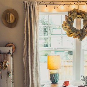 Zoom 通話、Google Meet、MS Teams を魅力的なバーチャル背景で変身させましょう。居心地の良い勉強コーナーは、リモートワークや面接に最適です。