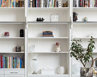 Transforme sus llamadas de Zoom, Google y Skype con impresionantes fondos virtuales. Modernas estanterías blancas, perfectas para trabajo remoto y entrevistas.