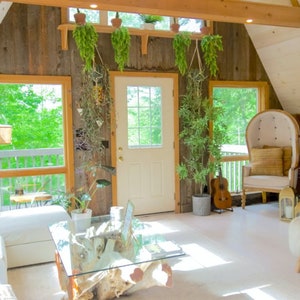 Zoom 通話、Meet、MS Teams、Skype を、驚くほど明るいリビング スペースの仮想背景で変身させましょう。リモート ワークや面接に最適です。