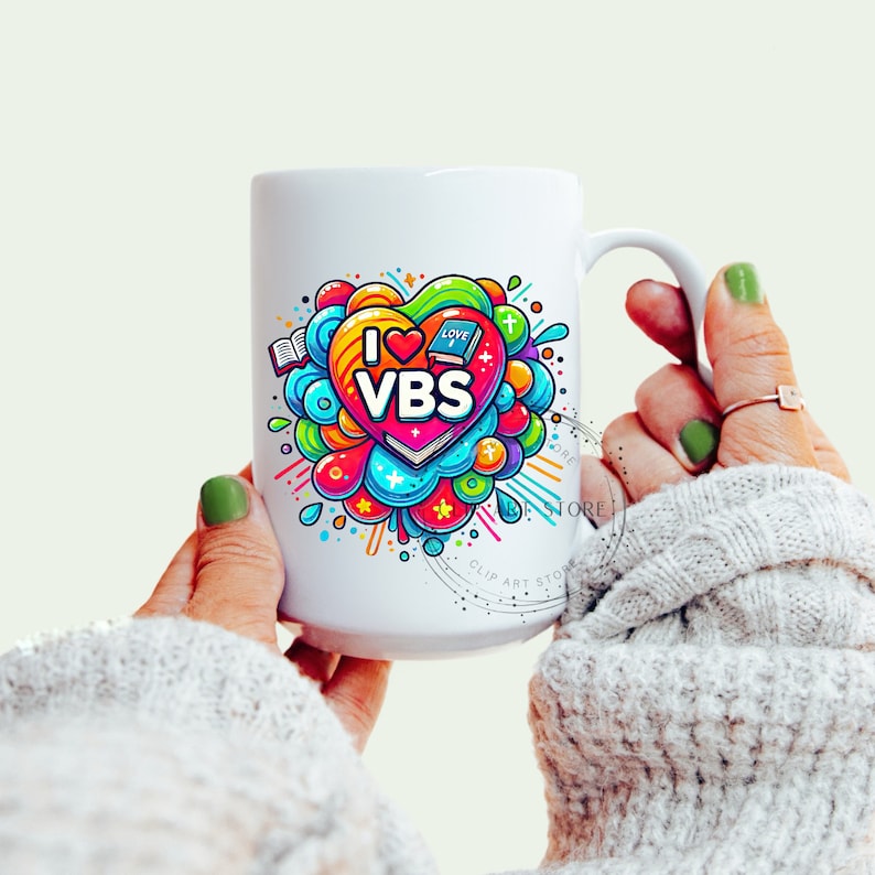 K&ouml;nnte beinhalten: Eine wei&szlig;e Keramiktasse mit einem farbenfrohen Design, das ein Herz mit dem Text "I love VBS" und ein Buch mit dem Wort "love" darauf zeigt. Das Herz ist von bunten Wirbeln und Sternen umgeben.
