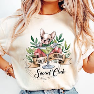 Frenchies und Martinis PNG, Martini Cocktail Liebhaber Frenchie PNG Digital Download, lustige Französische Bulldogge Social Club Sublimationsdesign