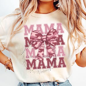 Mama Camo Coquette Bow PNG, Old School Camo png, Chemise fille Camo Bow Png, Sublimation de chasse rétro, Coquette Bow Png, Impression camouflage Png