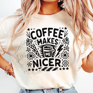 Koffie maakt me leuker png, snarky sarcastische koffie png, trendy humor voor volwassenen, grappige cafeïne trendy, grappige overprikkelde retro png