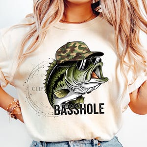 Design di sublimazione di Basshole Pesce basso divertente PNG, Download digitale di pesca al basso, File digitale di pescatore sarcastico per design di magliette divertenti