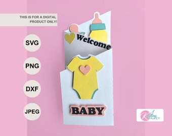 Puede incluir: Una tarjeta de papel blanco con un body de bebé amarillo con un corazón rosa, un biberón amarillo, un chupete y el texto Welcome Baby. La tarjeta incluye etiquetas para formatos SVG, PNG, DXF y JPEG, y dice This is for a digital product only.