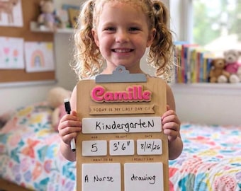 Cartello del primo giorno di scuola, bacheca fotografica riutilizzabile per la scuola materna, promemoria per le tappe fondamentali degli studenti, registro dei voti, nome dell'insegnante, lavagna in legno cancellabile a secco