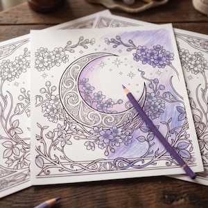 Könnte beinhalten: Eine Malvorlage mit einer Mondsichel, umgeben von komplizierten Blumenmustern und Sternen. Das Design ist teilweise in Violett- und Lavendeltönen ausgemalt. Ein violetter Buntstift liegt auf der Seite, weitere Stifte liegen daneben.