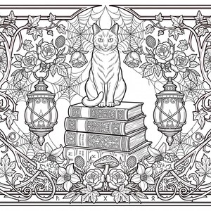 K&ouml;nnte beinhalten: Eine schwarz-wei&szlig;e Strichzeichnung, die eine Katze zeigt, die auf einem Stapel von vier B&uuml;chern sitzt. Die Szene ist von verschlungenen Ranken, Rosen, Spinnenweben und zwei h&auml;ngenden Laternen umrahmt. Kleine Pilze und florale Elemente schm&uuml;cken die Basis.