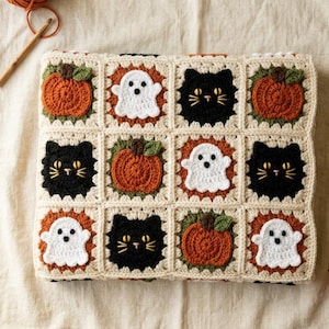 Könnte beinhalten: Eine quadratische Häkeldecke mit einem Raster aus zwölf Motiven in Creme, Orange, Weiß und Schwarz. Das Design zeigt abwechselnde Quadrate mit orangefarbenen Kürbissen mit grünen Stielen, weißen Geistern mit schwarzen Augen und schwarzen Katzen mit gelben Augen.