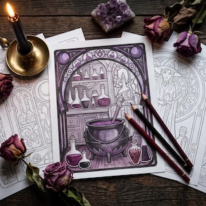 K&ouml;nnte beinhalten: Eine Malvorlage mit einer violetten Illustration einer Hexenwerkstatt mit Kessel und Zaubertrankflaschen, dazu drei Buntstifte, eine brennende schwarze Kerze in einem Messinghalter, getrocknete Rosen und Amethystkristalle.