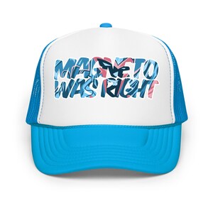 Puede incluir: Gorra de camionero azul y blanca con el texto "MAGNETO WAS RIGHT" en un diseño azul, rosa y blanco. La gorra tiene una visera azul y un panel frontal blanco.