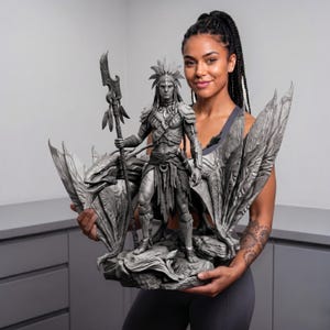 Könnte beinhalten: Eine detaillierte graue Statue einer Kriegerfigur, die auf einem Drachen steht und einen Speer hält. Der Krieger trägt einen Federkopfschmuck und eine Rüstung. Der Drache hat große Flügel und einen detaillierten Kopf. Die Statue wird von einer Person gehalten.