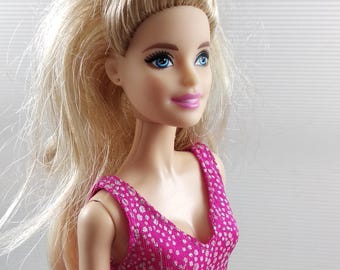 ピンクのドレスを着たヴィンテージのスタイリッシュな人形バービー