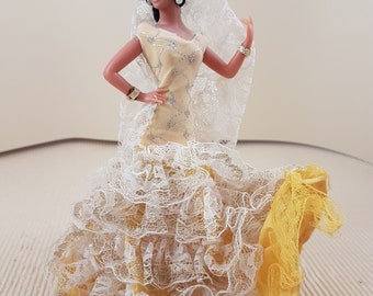 Bambola vintage Chiclana bambola folcloristica da collezione dalla Spagna vestito giallo