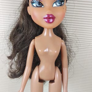 Muñeca Bratz flashback fever Yasmin Auténtica MGA Coleccionable ojos marrones cabello castaño vestido de rosa