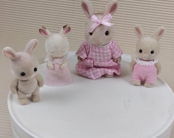 Familias Sylvanian: Conejo de leche Periwinkle, madre y tres crías