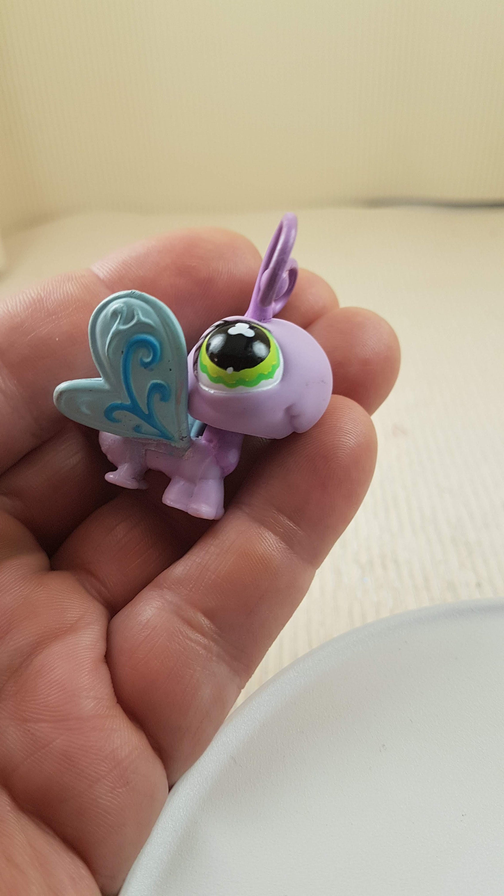 Littlest Pet Shop Hasbro – Papillon Jaune Yeux Verts #1946 – LPS Collection