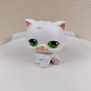 Littlest Pet Shop # 15 Persian Kitty Cat Pink Paws White Green Dot Eye