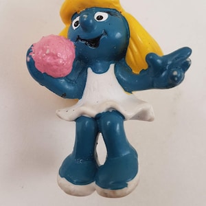 Vintage Sitting Smurfette w/ Powder Puff..1980...Peyo......Kids Toys,Collectibles,Cartoons,Gift 4 Mom,Gift 4 Girl or Teen,Gift 4 Girlfriend