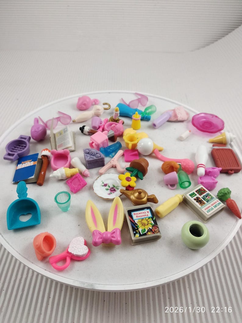 Puede incluir: Un juego de tres tazas de cer&aacute;mica con un acabado mate moteado. Las tazas son de color crema, gris claro y gris oscuro. Cada taza tiene un dise&ntilde;o simple y minimalista, ideal para caf&eacute; o t&eacute;.