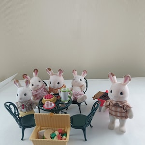 Calico Critters Sylvanian family dollhouse furniture with accessories chocolate rabbit family at picnic