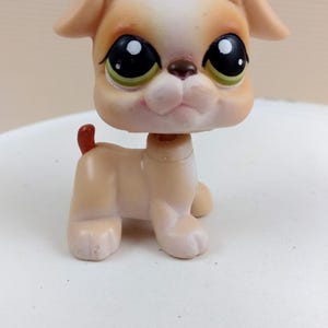 Littlest Pet Shop #83: Cachorro bóxer color canela con ojos verdes