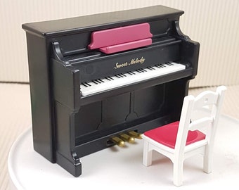 Muebles para casa de muñecas Calico Critters, piano antiguo retirado con silla, Sylvanian Family
