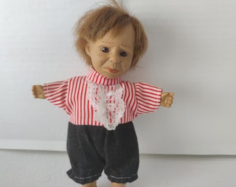 Vintage Mini Danton Kunststoff Puppe trauriges Mädchen