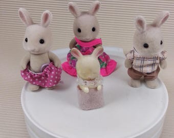 Familias Sylvanian: Familia de conejos de leche Periwinkle con bebé