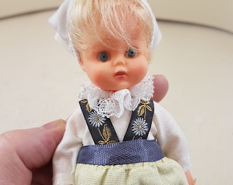 Muñeca folclórica coleccionable de muñeca vintage con vestido tradicional, plástico
