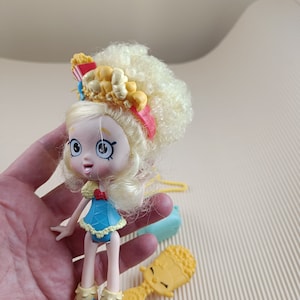 Vintage shopkins toys set- one doll with accessories