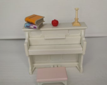 Muebles para casa de muñecas Calico Critters, piano antiguo retirado, libros, vela, Sylvanian Family