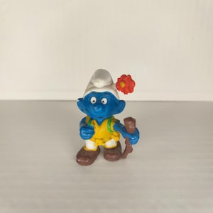 Smurfs Hiker Smurf with Red Flower and Walking Stick #20041 Vintage Figure Peyo