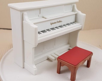 Muebles para casa de muñecas Calico Critters, piano antiguo retirado con silla, Sylvanian Family