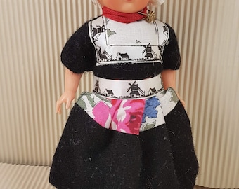 Muñeca vintage coleccionable muñeca folclórica con vestido tradicional, plástico