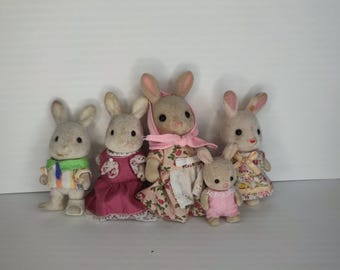 Familia de conejos lecheros bígaro de Sylvanian families con cría