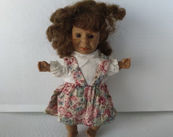Mini poupée Danton vintage en plastique, fille triste