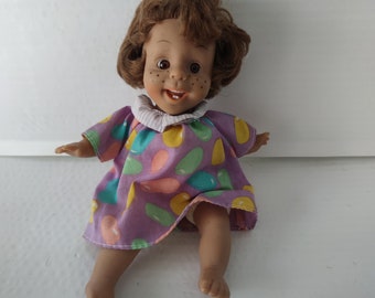 Mini poupée Danton vintage en plastique fille heureuse