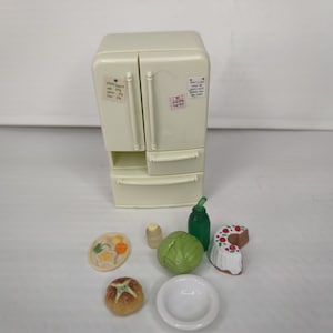 Sylvanian Families Calico Critters Refrigerator Set missing One Drawer