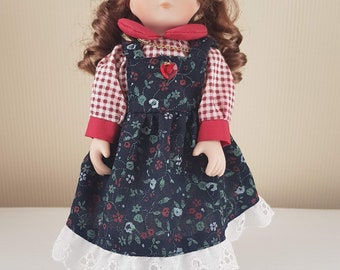 Muñeca de porcelana vintage vestida de pelo castaño con sombrero