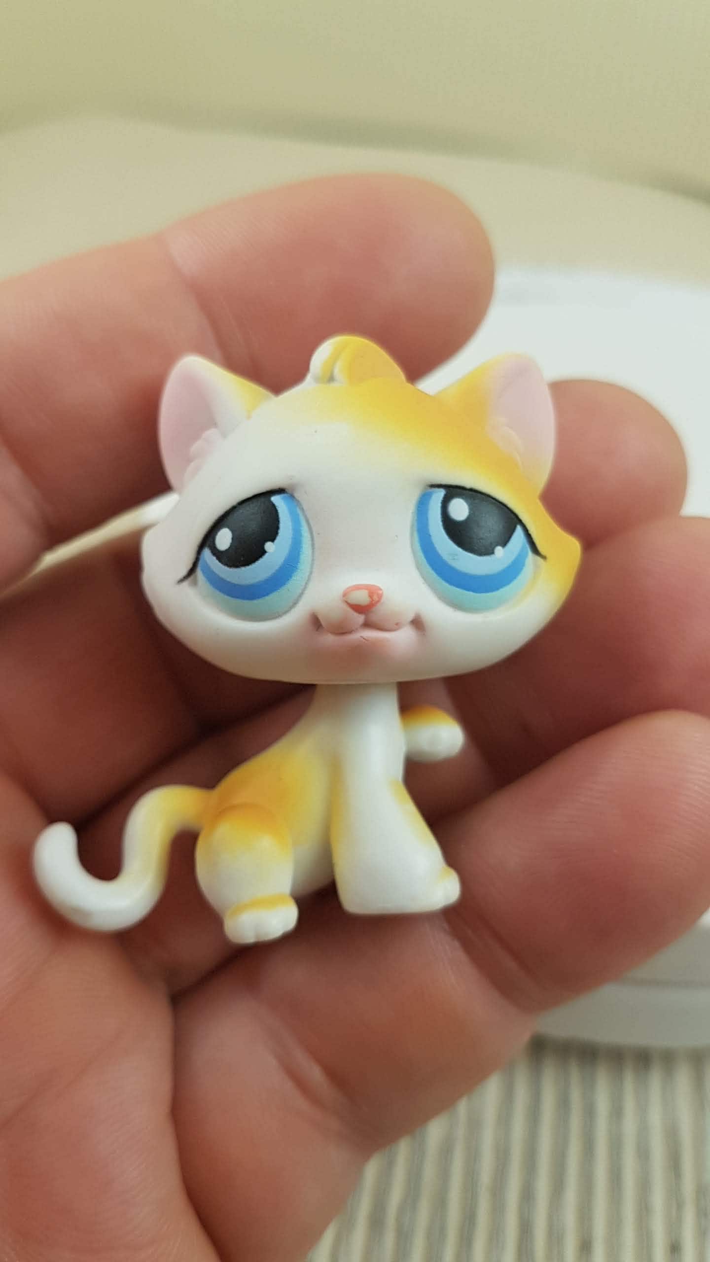 Littlest Pet Shop Yellow Cat 1035 Blue Dot Eyes Kitty Kitten LPS