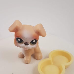 Littlest Pet Shop~#235~Boxer Tan & Cream Welpe Hund~Grüne gepunktete Augen~Roter Magnet LPS