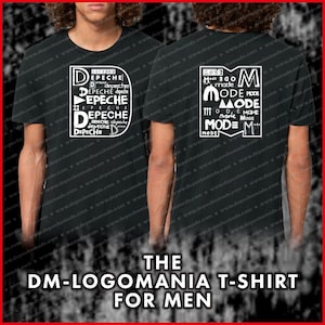 Puede incluir: Camiseta negra con texto blanco en la parte delantera y trasera. La parte delantera presenta la palabra "Depeche" repetida en varios tamaños y estilos. La parte trasera presenta la palabra "Mode" repetida en varios tamaños y estilos.